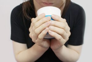 つむじ薄毛を自然にカバーするスプレーの固めすぎない方法は？